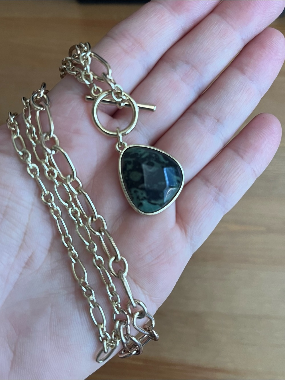 Pendant necklace gold tone toggle closure women's' jewelry statement acrylic - Picture 5 of 9